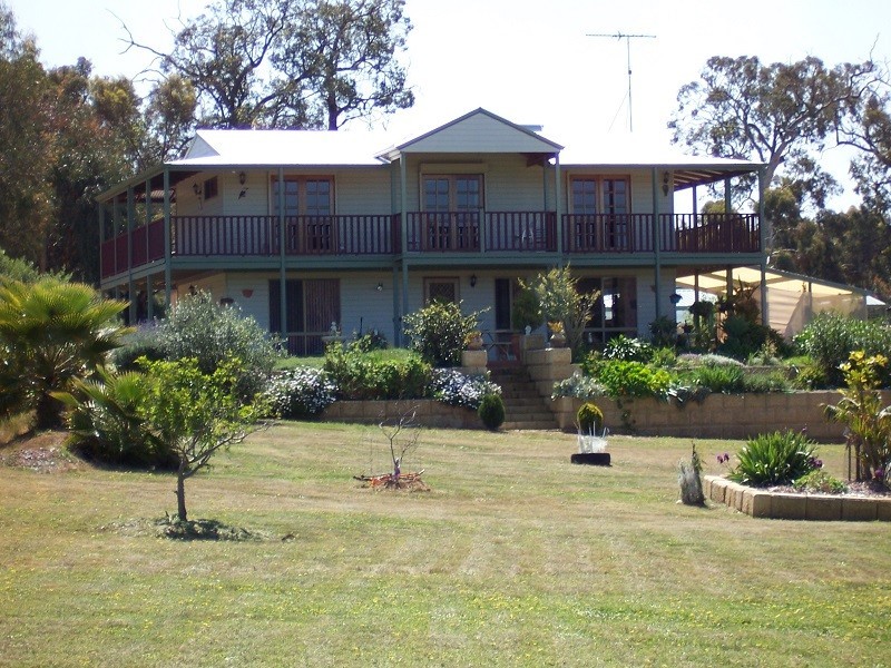 70 Almond Ave, Bakers Hill WA 6562