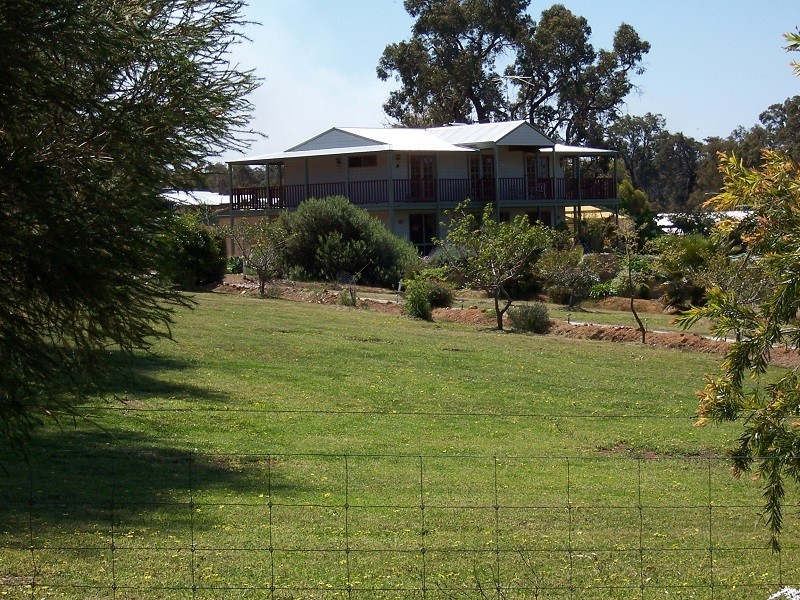 70 Almond Ave, Bakers Hill WA 6562