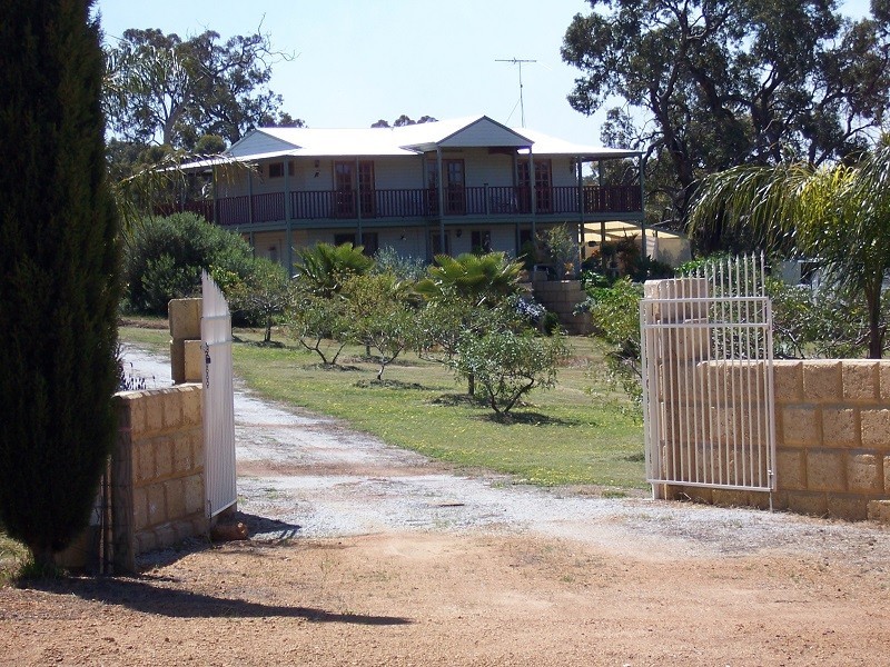 70 Almond Ave, Bakers Hill WA 6562