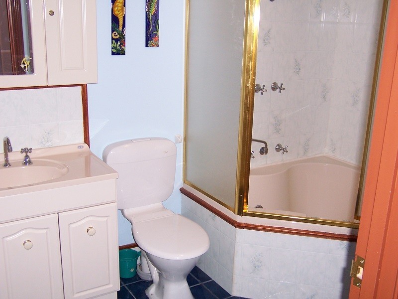 70 Almond Ave, Bakers Hill WA 6562