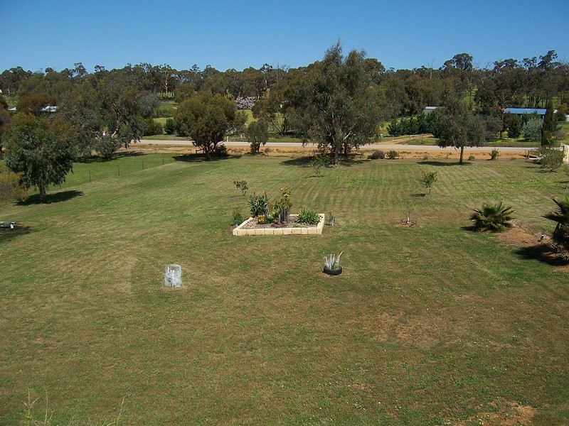 70 Almond Ave, Bakers Hill WA 6562