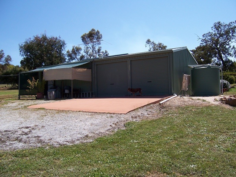 70 Almond Ave, Bakers Hill WA 6562