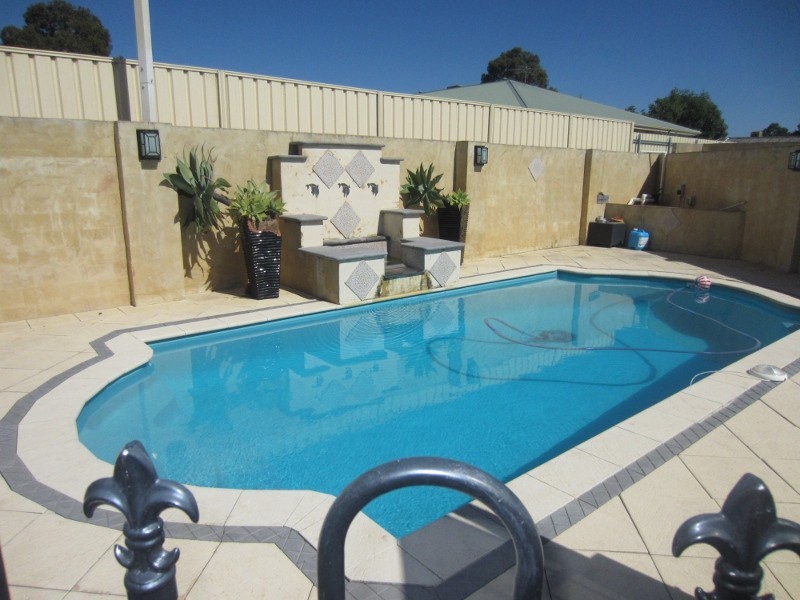 5 Weema Crt, Swan View WA 6056