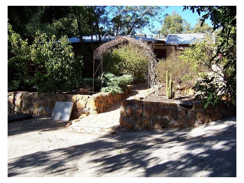 16 Berry Brow Road, Bakers Hill WA 6562