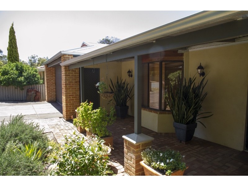 61 Blackadder Road, Swan View WA 6056