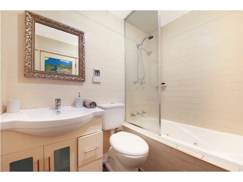 214 Gladstone Avenue, Mount Saint Thomas NSW 2500