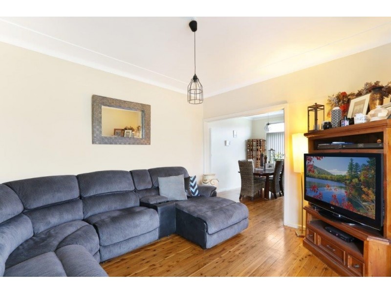 20 Blackman Parade, Unanderra NSW 2526