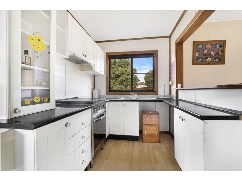 5 Northcliffe Drive, Lake Heights NSW 2502