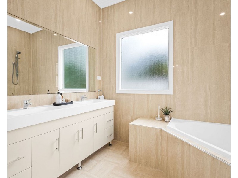 30 Pooroka Avenue, West Wollongong NSW 2500