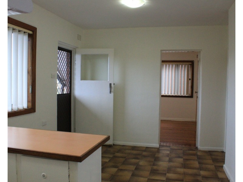 2/41 Weringa Avenue, Lake Heights NSW 2502