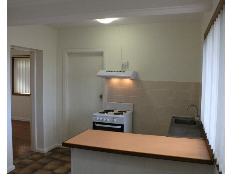 2/41 Weringa Avenue, Lake Heights NSW 2502