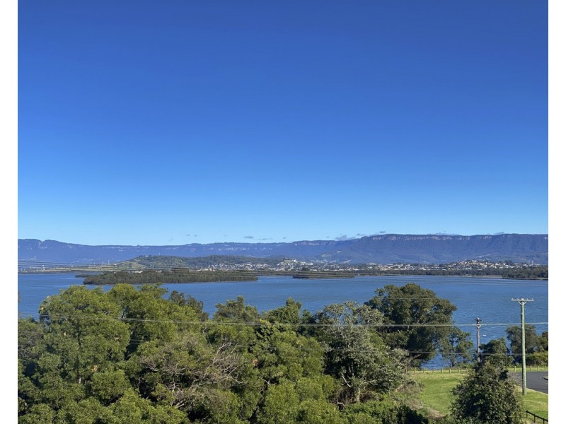 398 Northcliffe Drive, Lake Heights NSW 2502