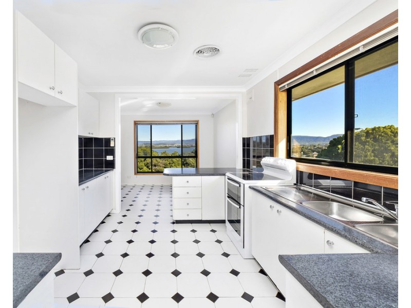 398 Northcliffe Drive, Lake Heights NSW 2502