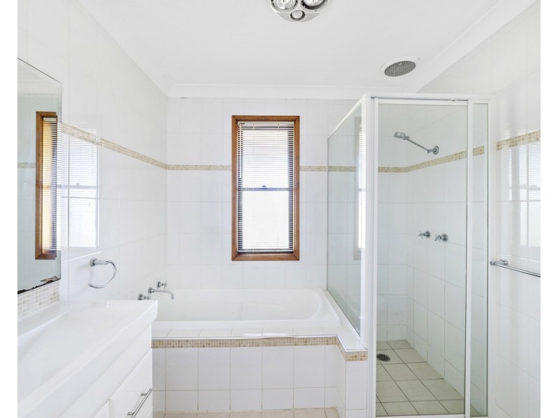 398 Northcliffe Drive, Lake Heights NSW 2502