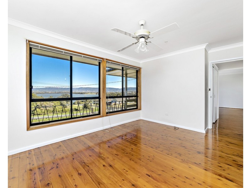 398 Northcliffe Drive, Lake Heights NSW 2502