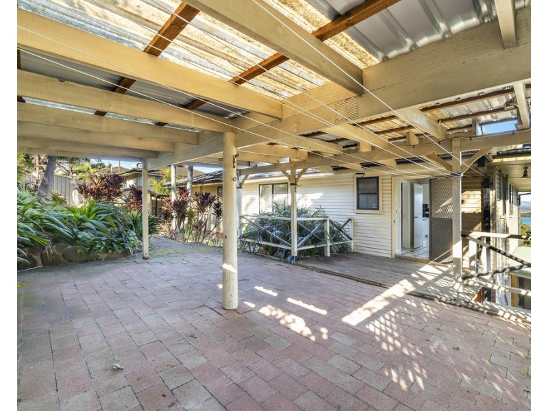 398 Northcliffe Drive, Lake Heights NSW 2502