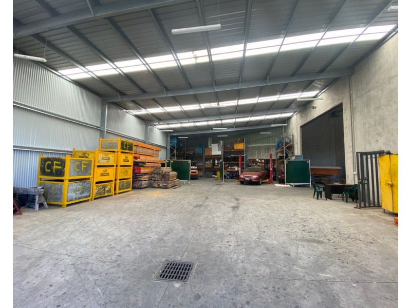 42 Lady Penrhyn Drive, Unanderra NSW 2526