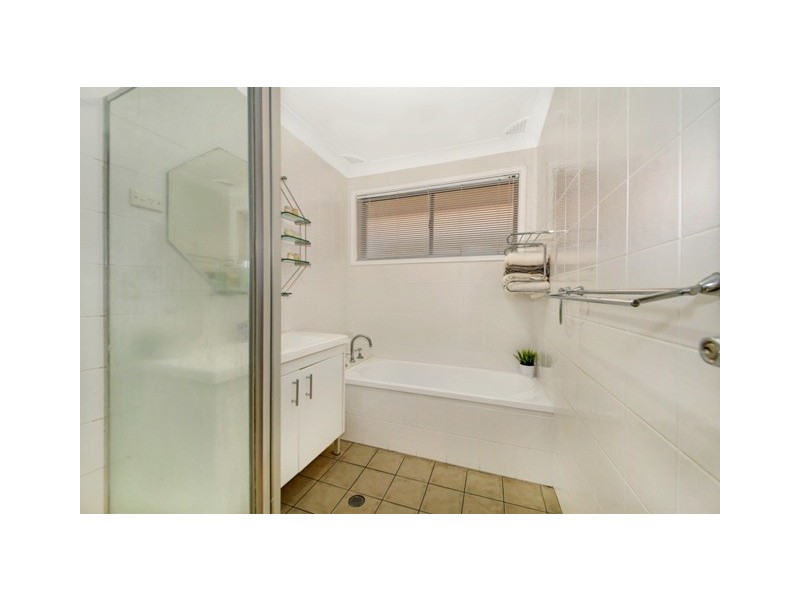 285 Flagstaff Road, Lake Heights NSW 2502