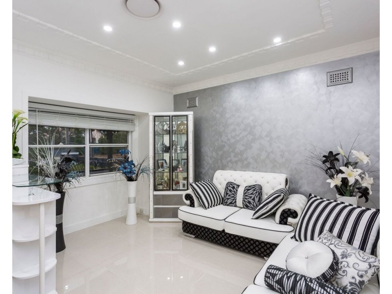 854 Henry Lawson Drive, Picnic Point NSW 2213
