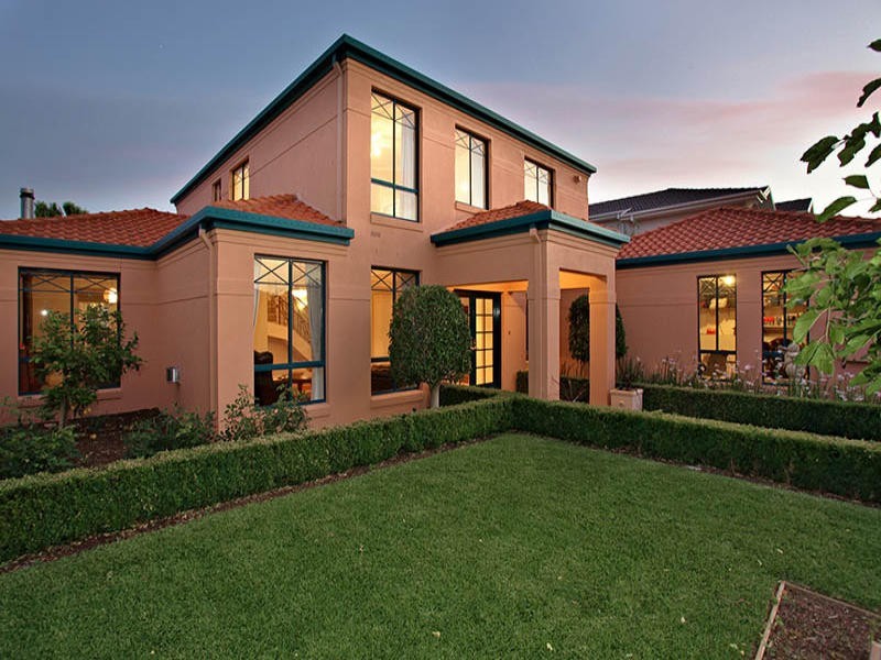 8 Leichardt Close, Taylors Lakes VIC 3038