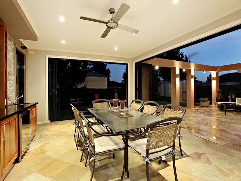 8 Leichardt Close, Taylors Lakes VIC 3038