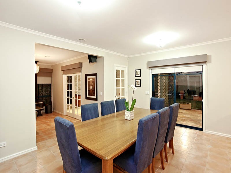 8 Leichardt Close, Taylors Lakes VIC 3038