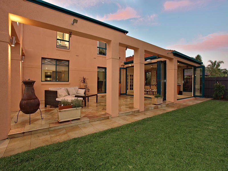 8 Leichardt Close, Taylors Lakes VIC 3038