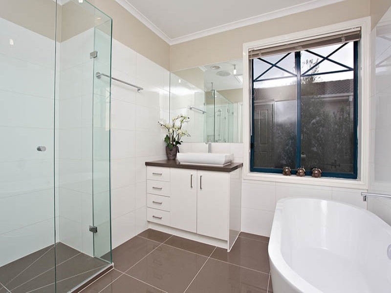 8 Leichardt Close, Taylors Lakes VIC 3038