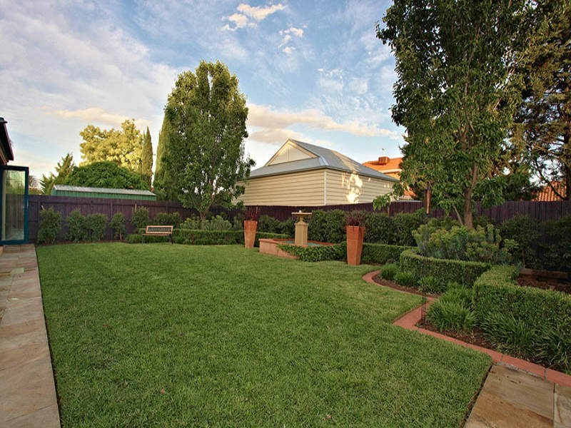 8 Leichardt Close, Taylors Lakes VIC 3038