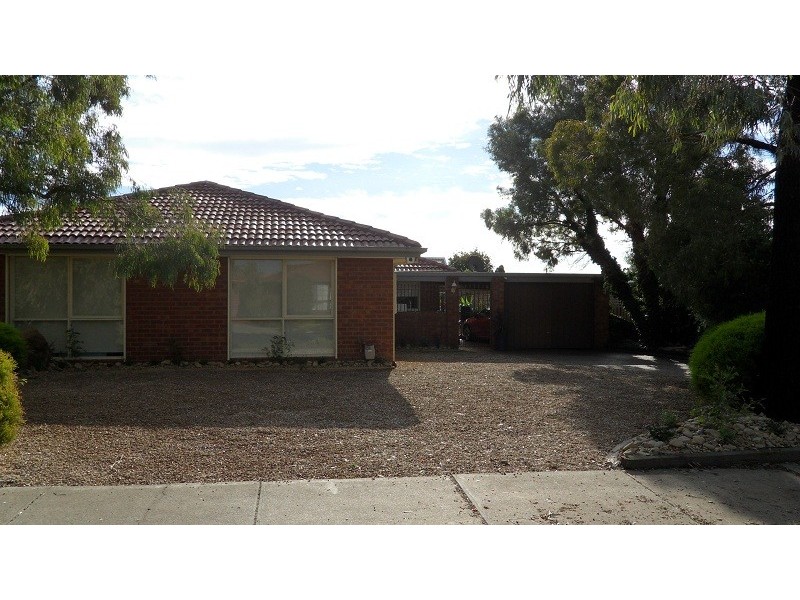 2 Willandra Court, Taylors Lakes VIC 3038