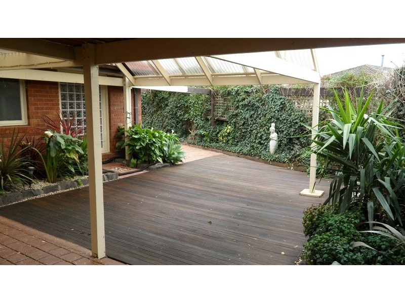 2 Willandra Court, Taylors Lakes VIC 3038