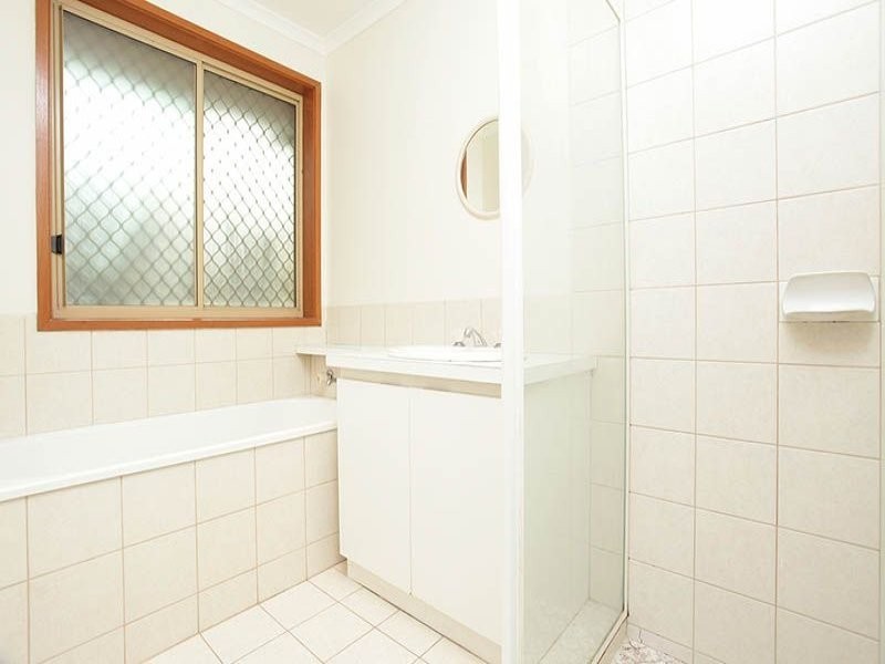 2/24 Unicorn Way, Kings Park VIC 3021