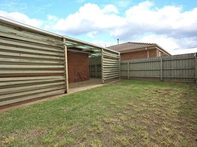 2/24 Unicorn Way, Kings Park VIC 3021