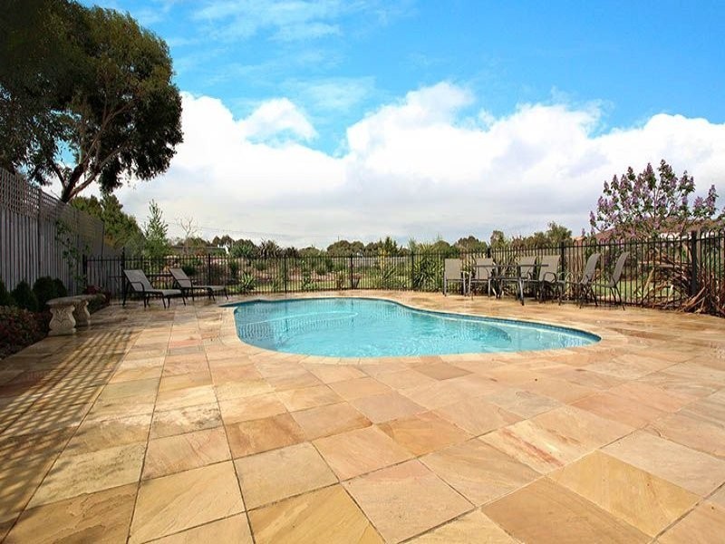 33 Nordic Avenue, Taylors Lakes VIC 3038