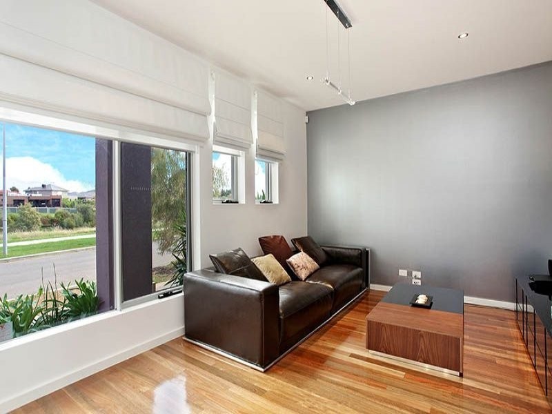 18 Jolimont Street, Caroline Springs VIC 3023