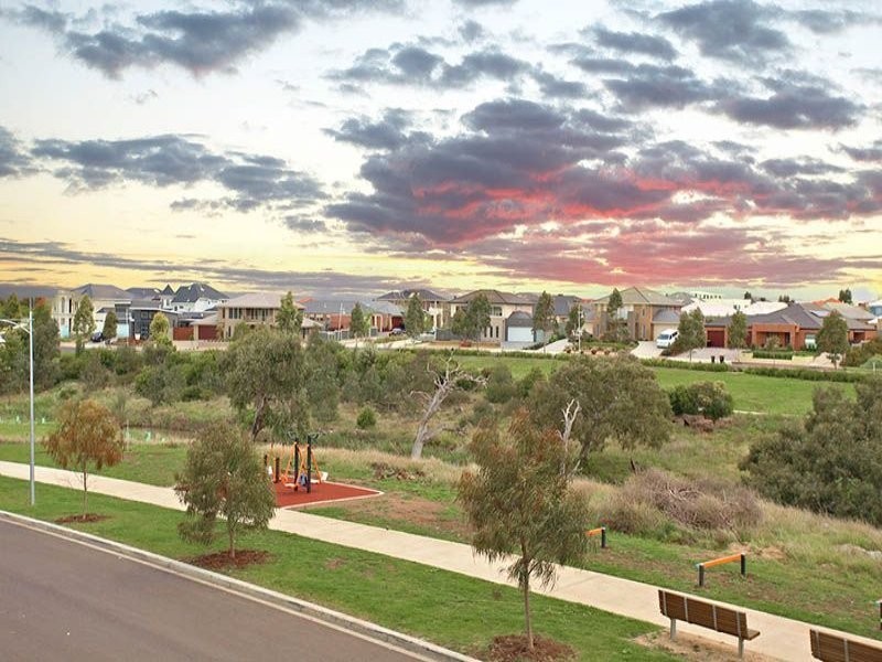 18 Jolimont Street, Caroline Springs VIC 3023