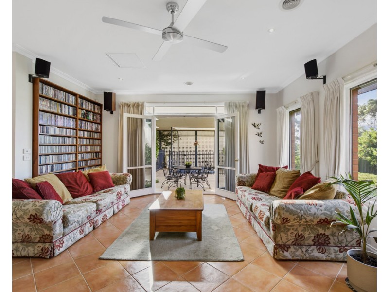 25 Faye Crescent, Keilor VIC 3036