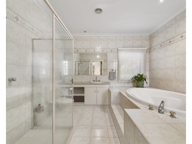 25 Faye Crescent, Keilor VIC 3036