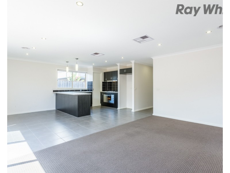 10 Sunningdale Drive, Hillside VIC 3037