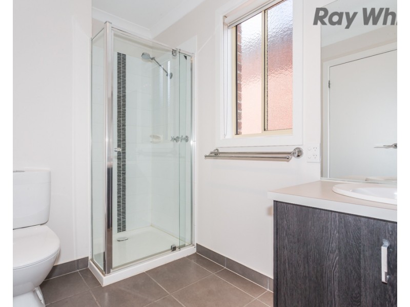 10 Sunningdale Drive, Hillside VIC 3037