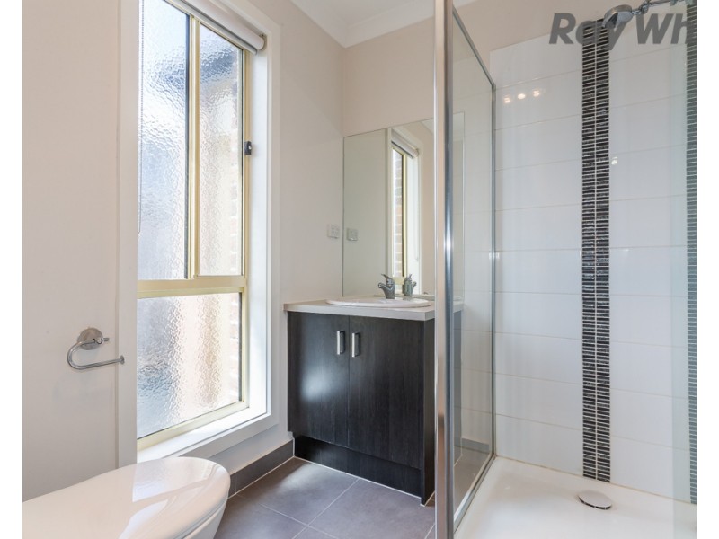 10 Sunningdale Drive, Hillside VIC 3037