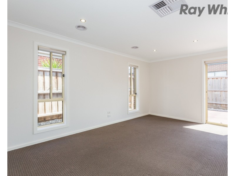 10 Sunningdale Drive, Hillside VIC 3037