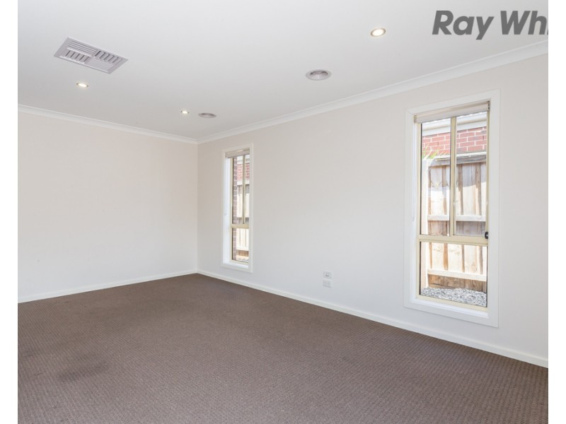 10 Sunningdale Drive, Hillside VIC 3037