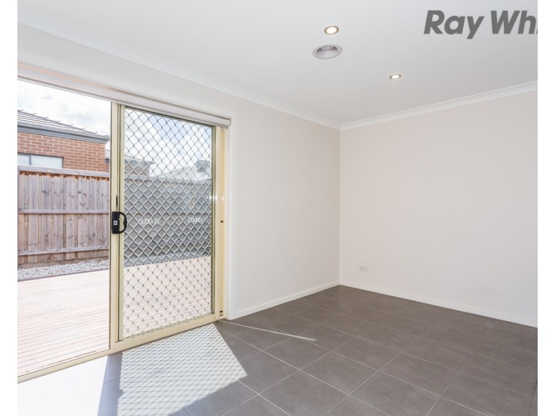 10 Sunningdale Drive, Hillside VIC 3037