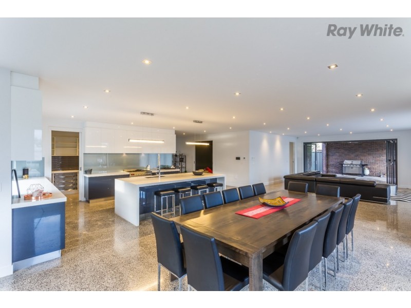 8 Wendover Crescent, Hillside VIC 3037