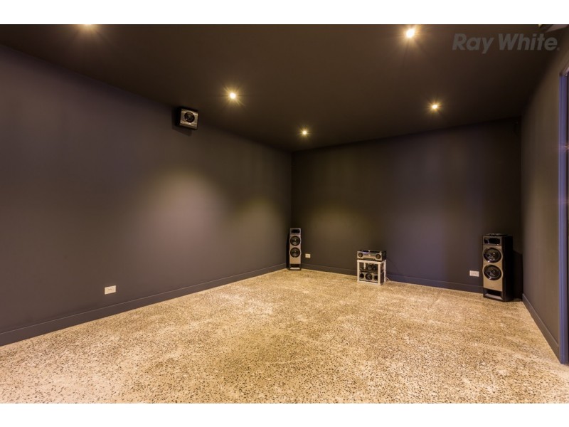 8 Wendover Crescent, Hillside VIC 3037