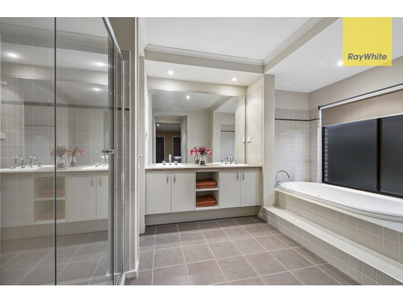 5 Vaucluse Blvd, Taylors Hill VIC 3037