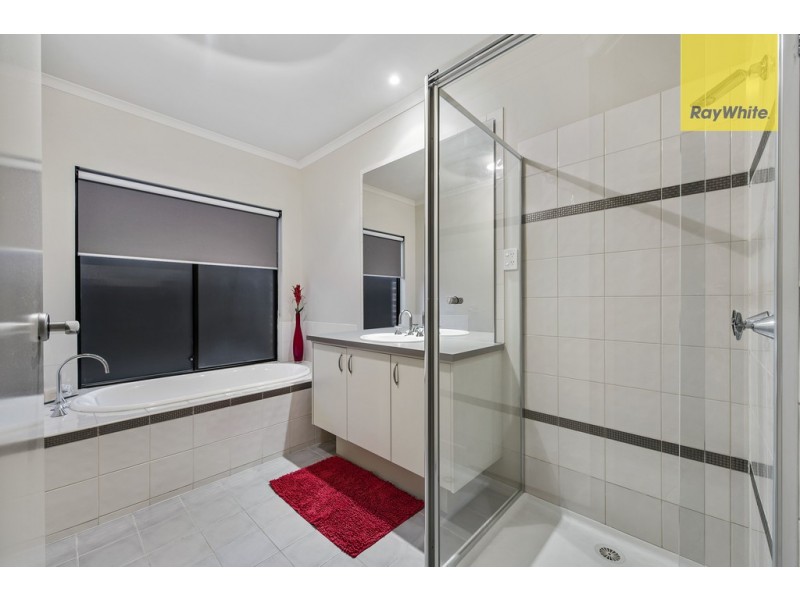 5 Vaucluse Blvd, Taylors Hill VIC 3037