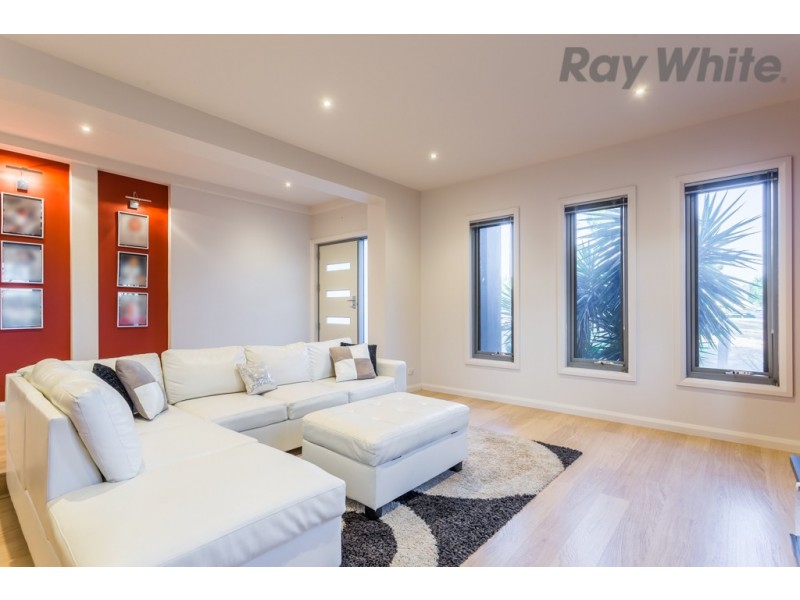 7 Hopetoun Green, Caroline Springs VIC 3023