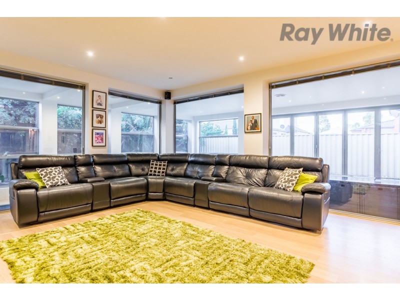 7 Hopetoun Green, Caroline Springs VIC 3023